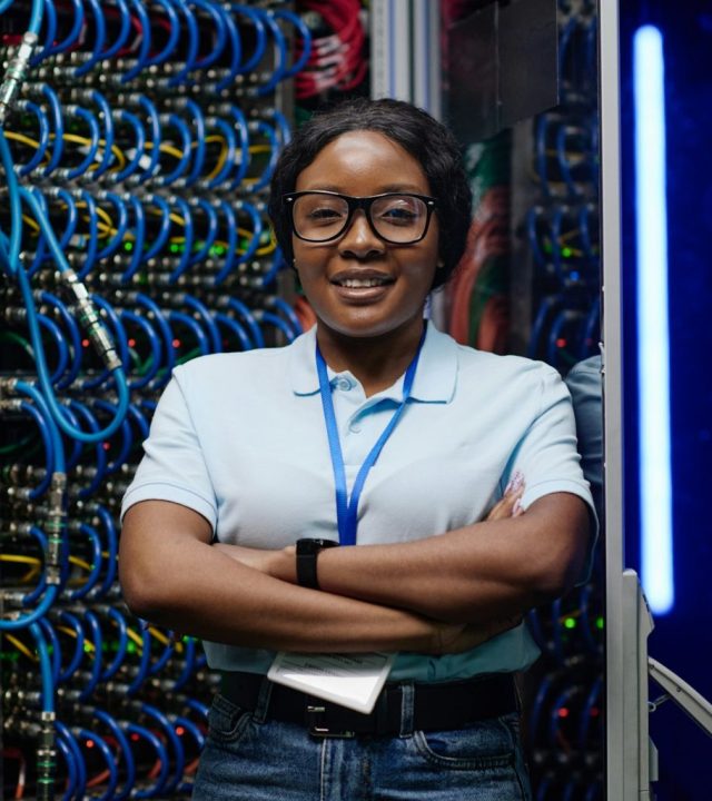 engineer-working-in-big-cloud-computing-server-1536×1024 engineer-working-in-big-cloud-computing-server-1536x1024